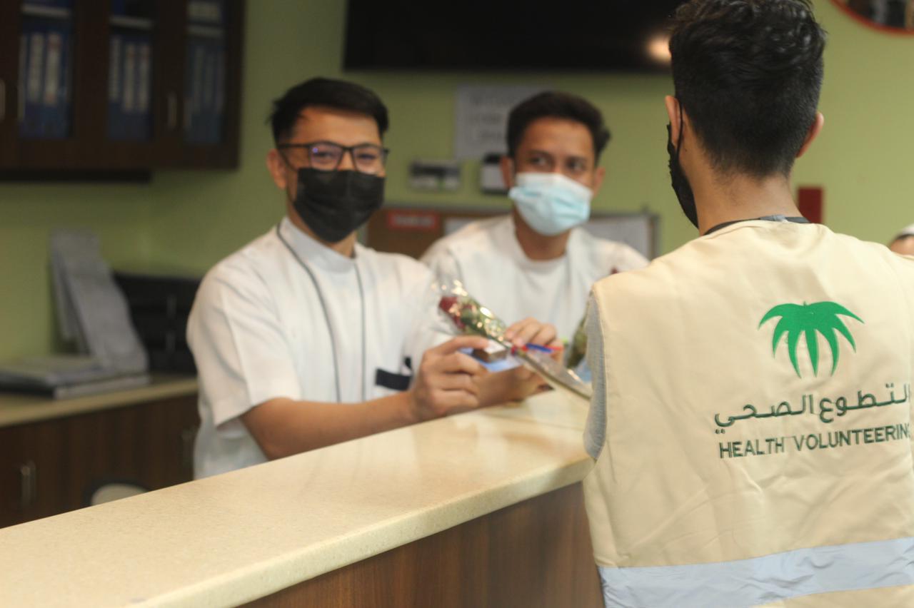 نادي التطوع الإداري الصحي يقدم هدايا العيد لـ 88 مريضاً بالدمام