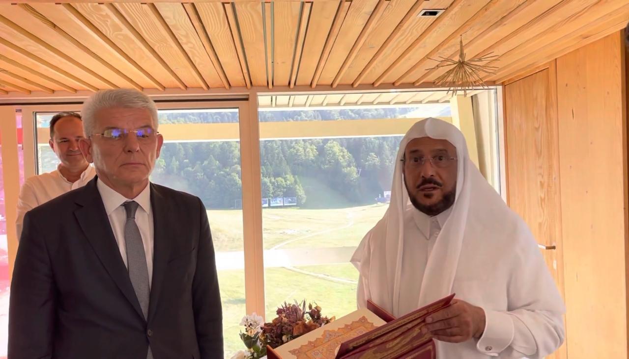 “آل الشيخ” يهدي نسخة من المصحف لرئيس البوسنة