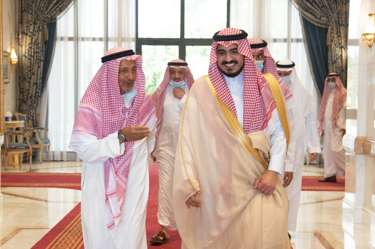 نائب أمير منطقة مكة يعزي أسرة” بن لادن”