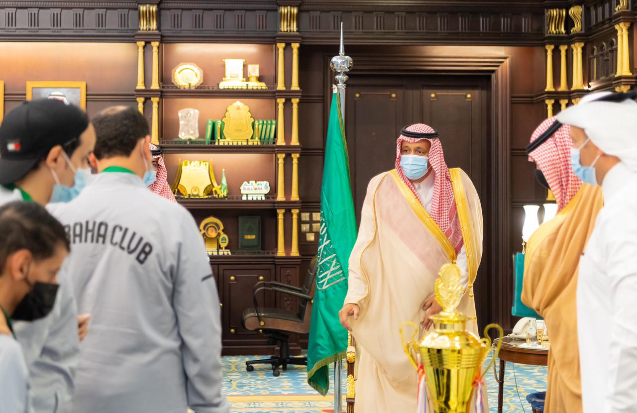 الأمير حسام بن سعود يُكرم إدارة ولاعبي نادي الباحة لذوي الإعاقة