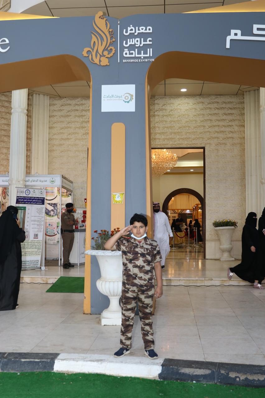 طفل بالزي العسكري يلفت الأنظار بمعرض عروس الباحة