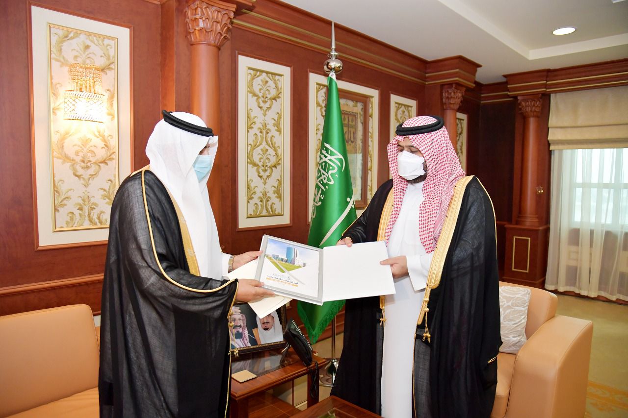 الأمير محمد بن عبد العزيز يطلع على منجزات جامعة جازان