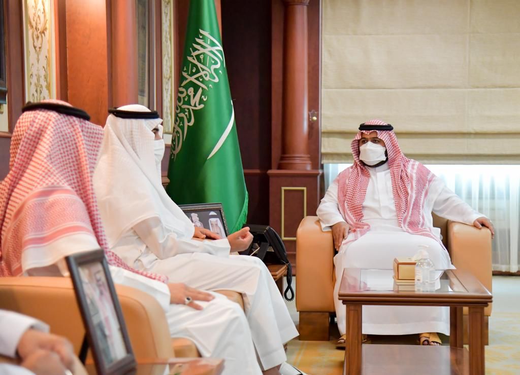 نائب أمير جازان يلتقي رئيس اللجنة الوطنية العقارية باتحاد الغرف السعودية
