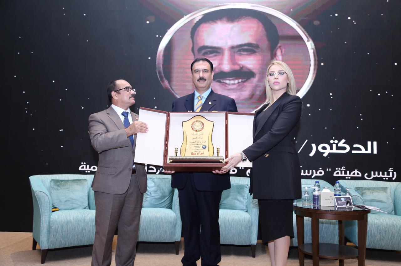 ” أبو حجلة ” يحصد الجائزة الدولية للريادة المجتمعية