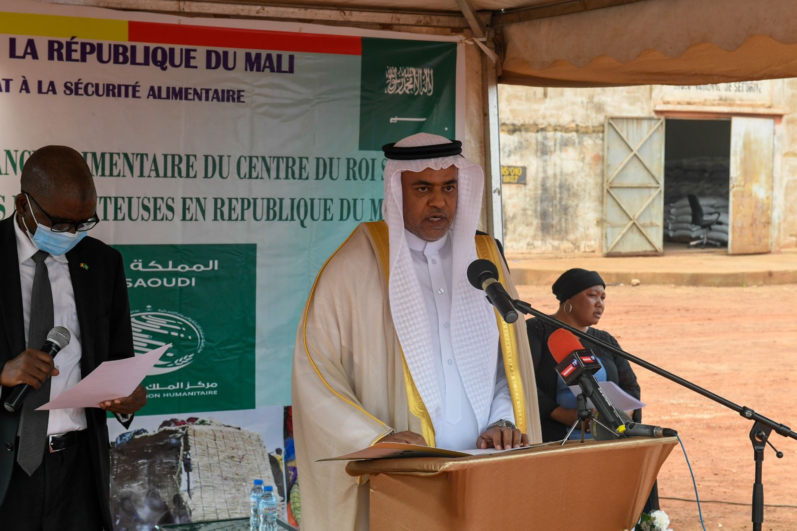 مركز الملك سلمان للإغاثة يدشن مشروع توزيع مساعدات غذائية  في مالي