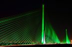 إضاءة الجسر المعلق في العاصمة الرياض بألوان علم المملكة