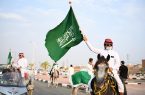 الخيول العربية تجوب شوارع مركز السهي احتفالاً باليوم الوطني الـ 91