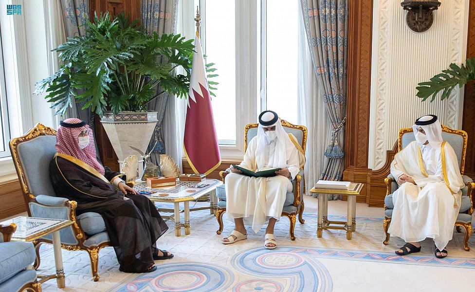 سمو ولي العهد يبعث رسالة إلى أمير دولة قطر