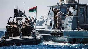 البحرية الليبية تنقذ 61 مهاجرا غير شرعي