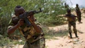 قيادي بارز من مليشيات الشباب الإرهابية يسلّم نفسه إلى الجيش الصومالي