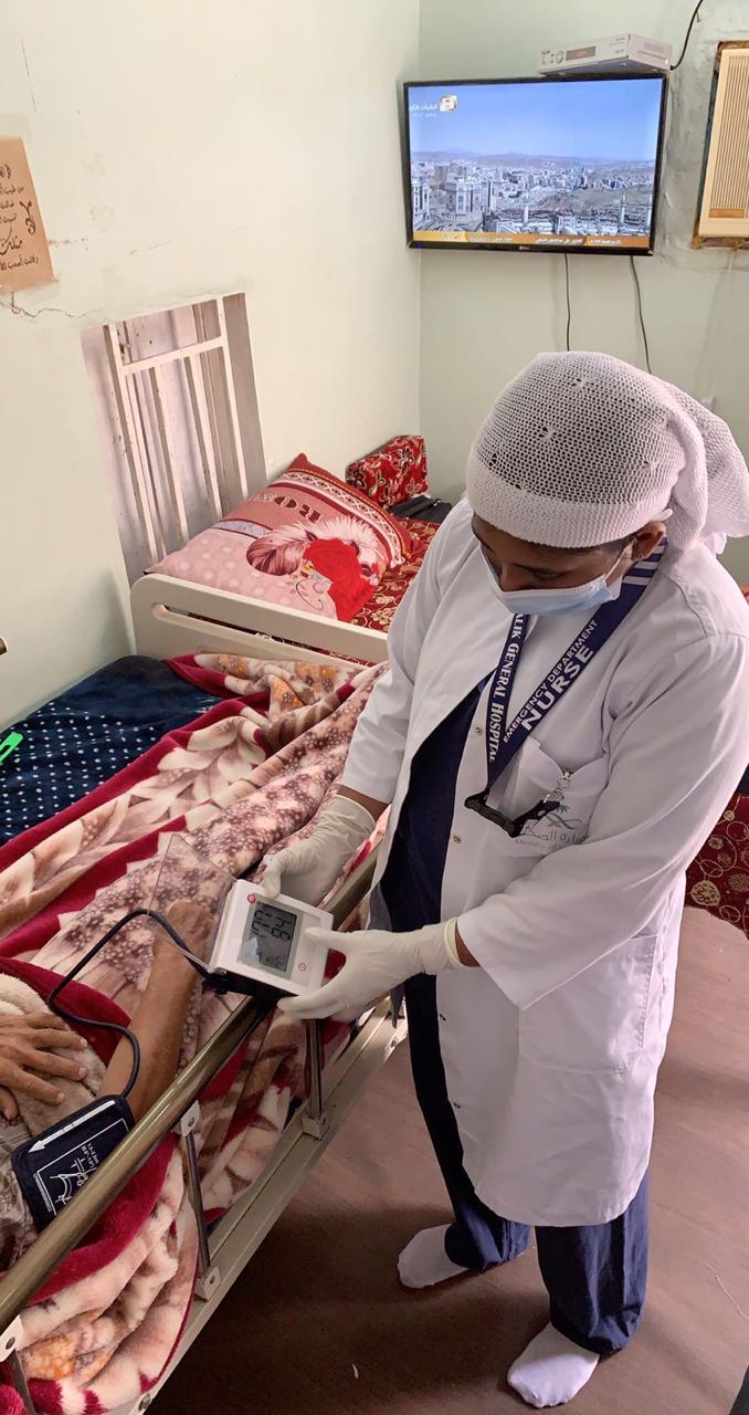 فريق الطب المنزلي بمستشفى بنى مالك يقدم خدماته لأكثر من 100 مريض