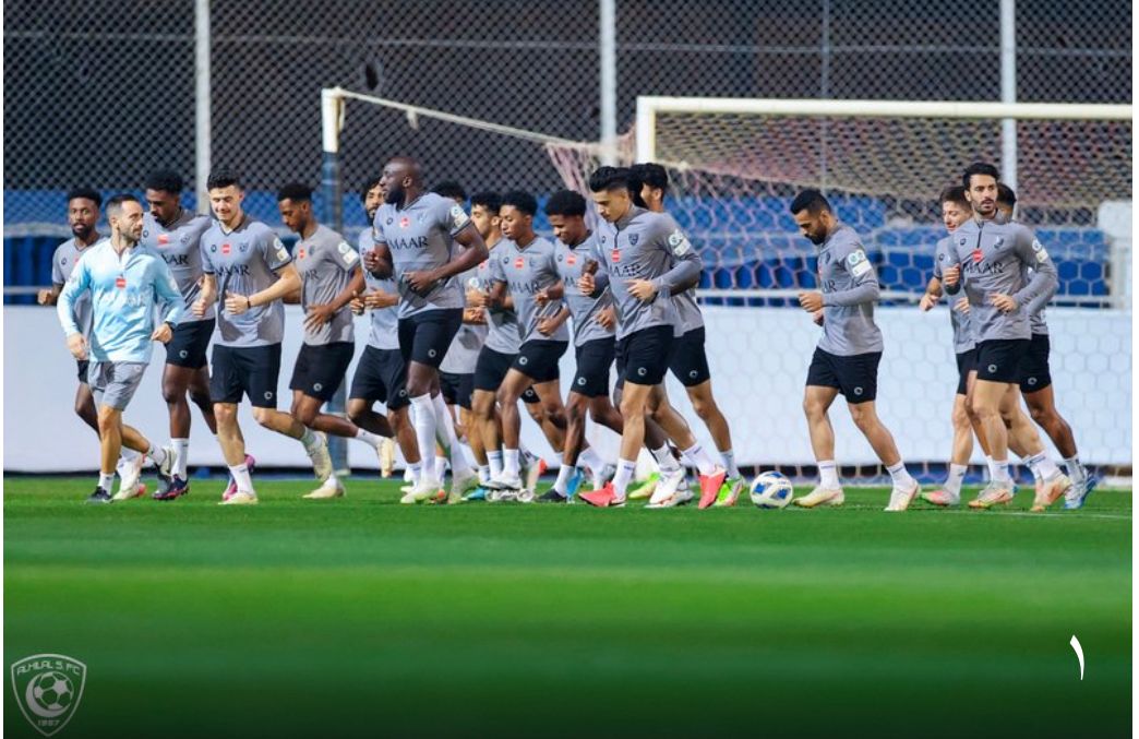 لاعبون نادي الهلال السعودي يعودون إلى التدريبات