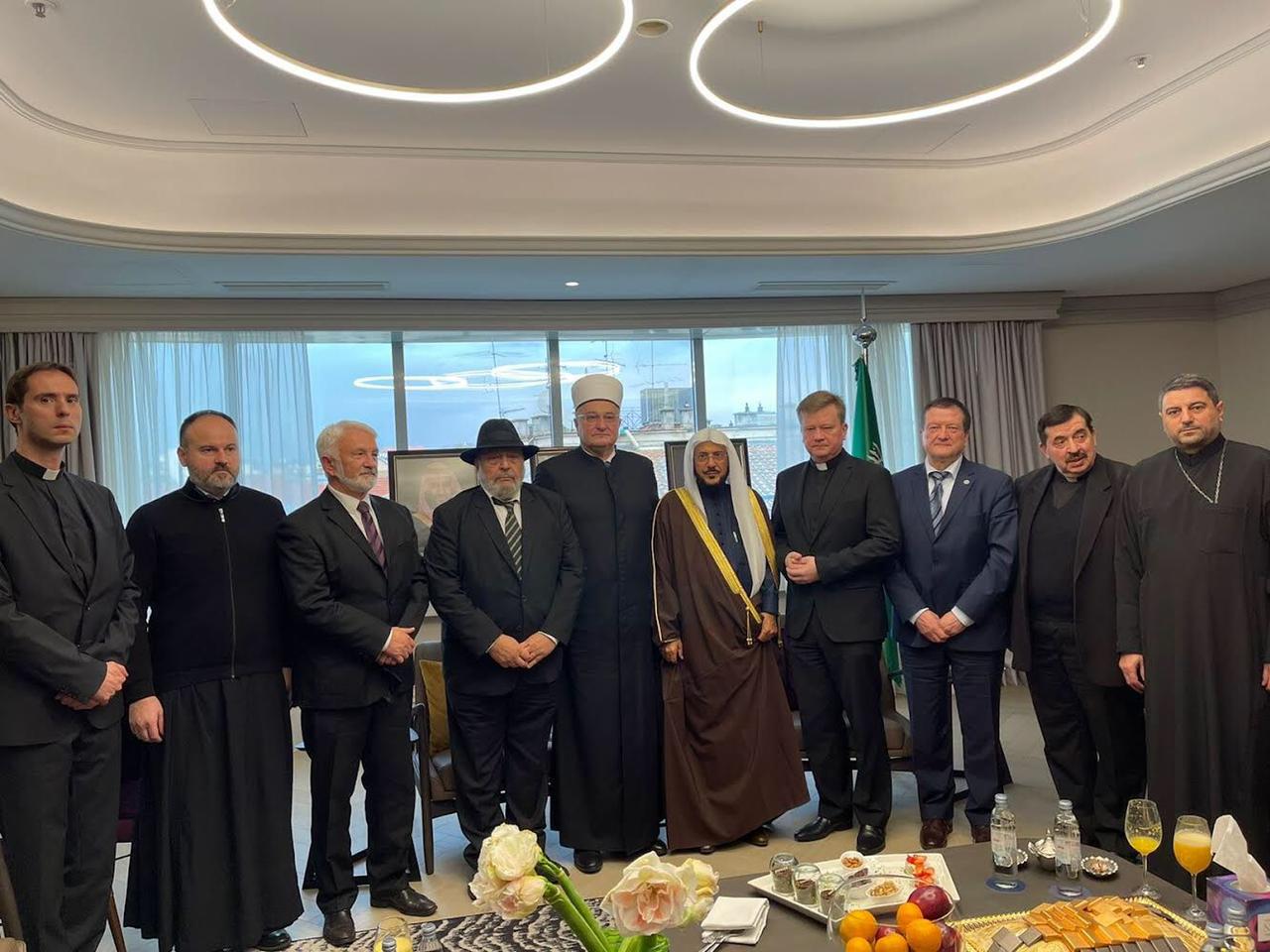 وزير الشؤون الإسلامية يلتقي زعماء الديانات في جمهورية كرواتيا 