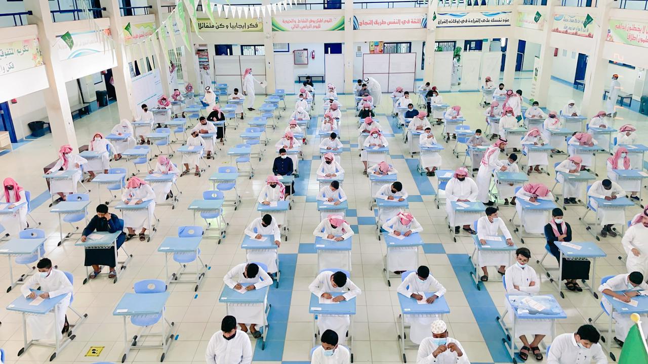 بالصور : ” ٣٠ ” ألف طالب وطالبة بـ ” تعليم الليث ” ينتظمون لأداء الاختبارات