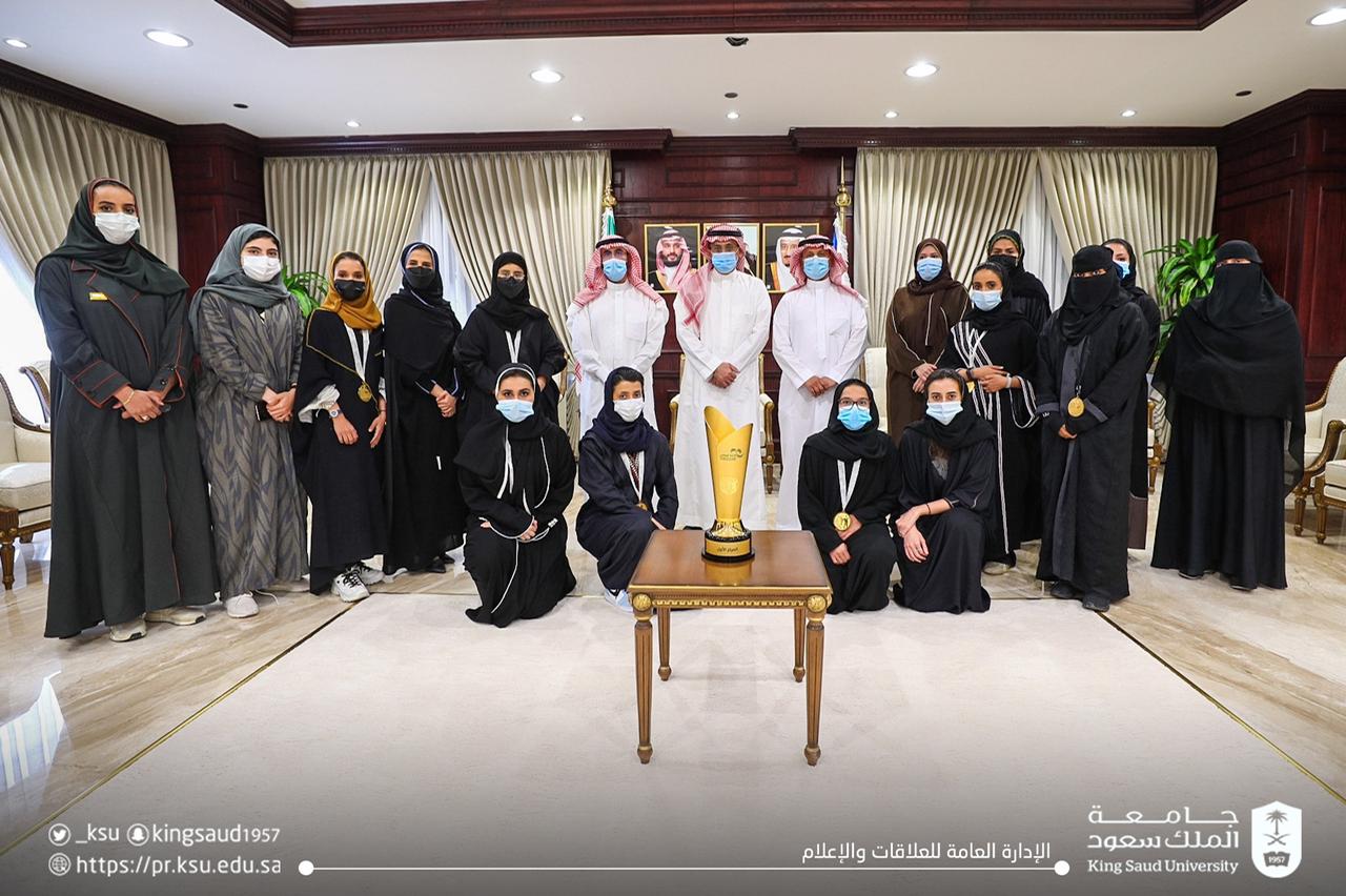 رئيس جامعة الملك سعود ..يستقبل لاعبات منتخب كرة قدم للصالات
