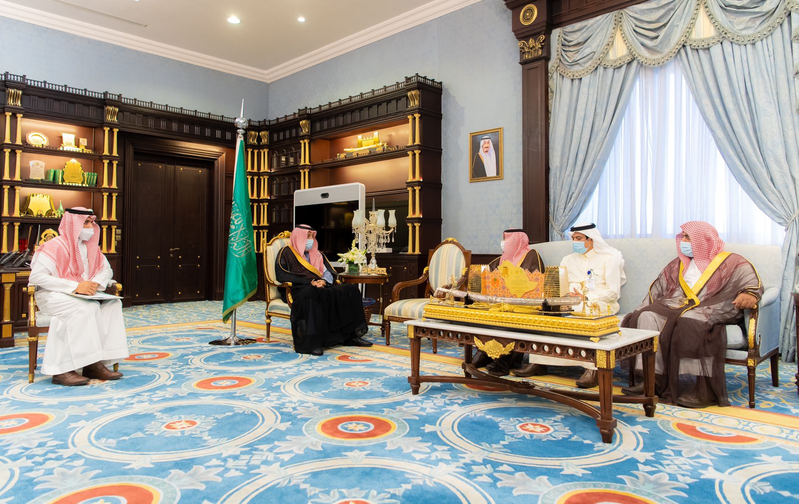 الأمير حسام بن سعود يستقبل الأمين العام لجائزة الباحة للابداع والتميز