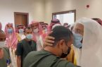 بالفيديو.. وزير الإسلامية يصر على تقبيل رأس شاب يعمل بصيانة المساجد