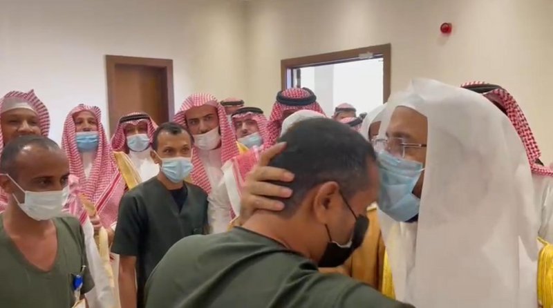 بالفيديو.. وزير الإسلامية يصر على تقبيل رأس شاب يعمل بصيانة المساجد