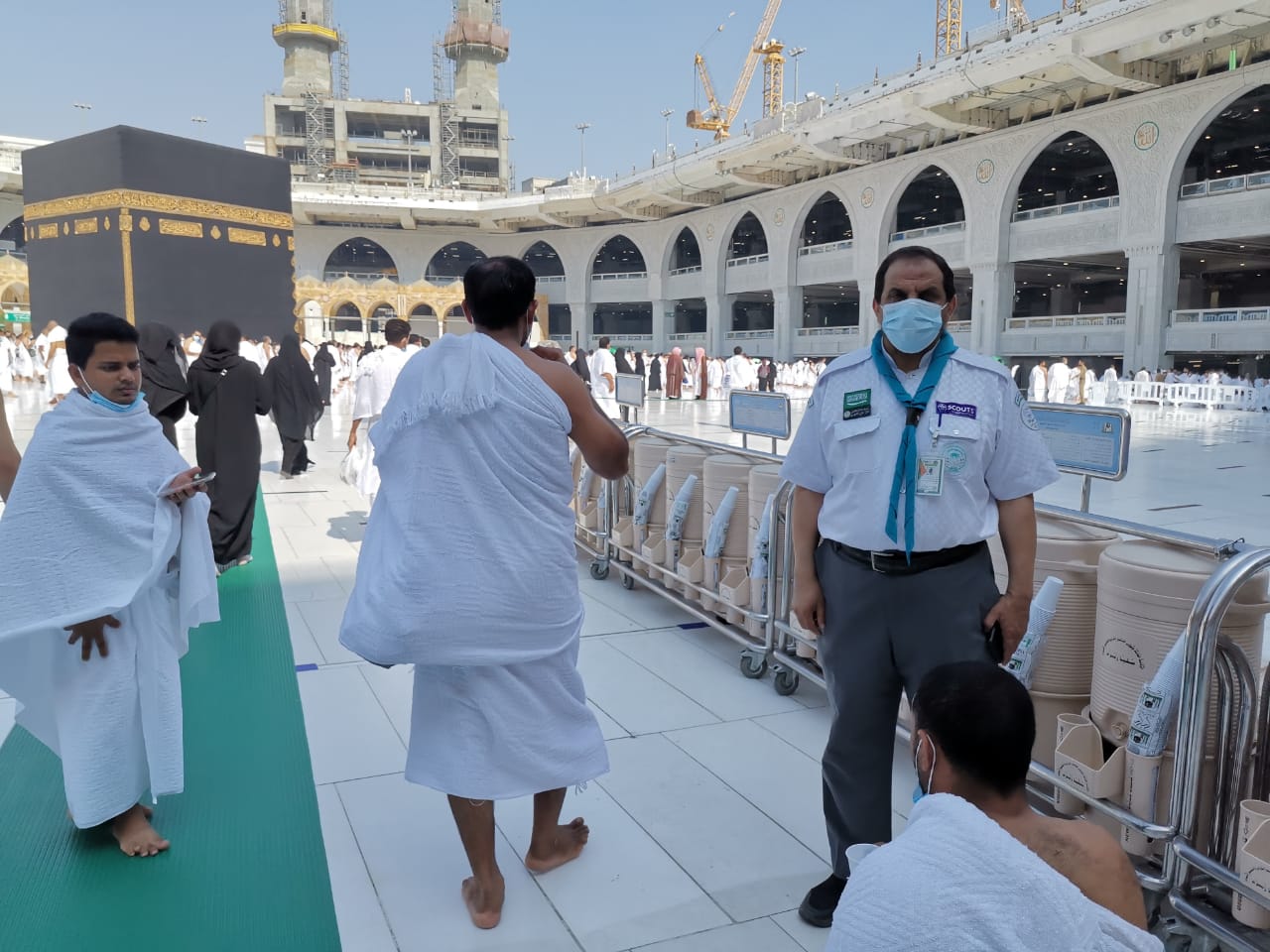 قادة الكشافة بـ”تعليم مكة” يواصلون خدمة قاصدي المسجد الحرام