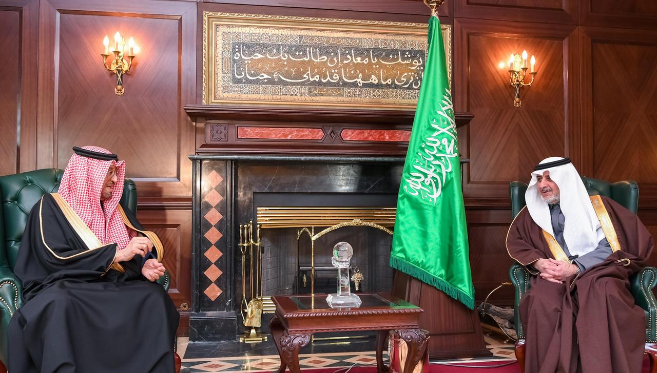 أمير تبوك يستقبل سفير مملكة البحرين