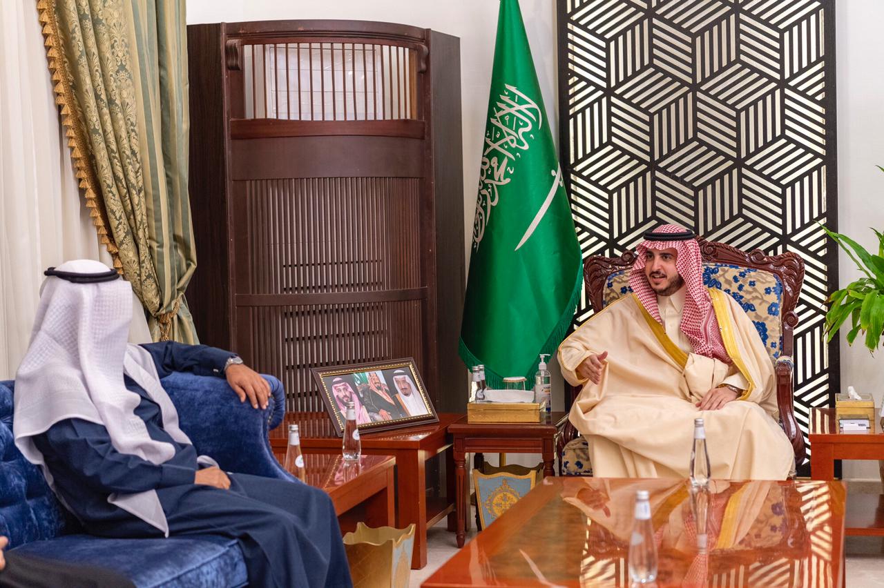 الأمير فيصل بن نواف يستقبل رئيس وأعضاء مجلس نادي الجوف لذوي الإعاقة