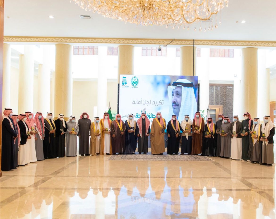 الأمير حسام بن سعود يكرّم فريق العمل بأمانة جائزة الباحة