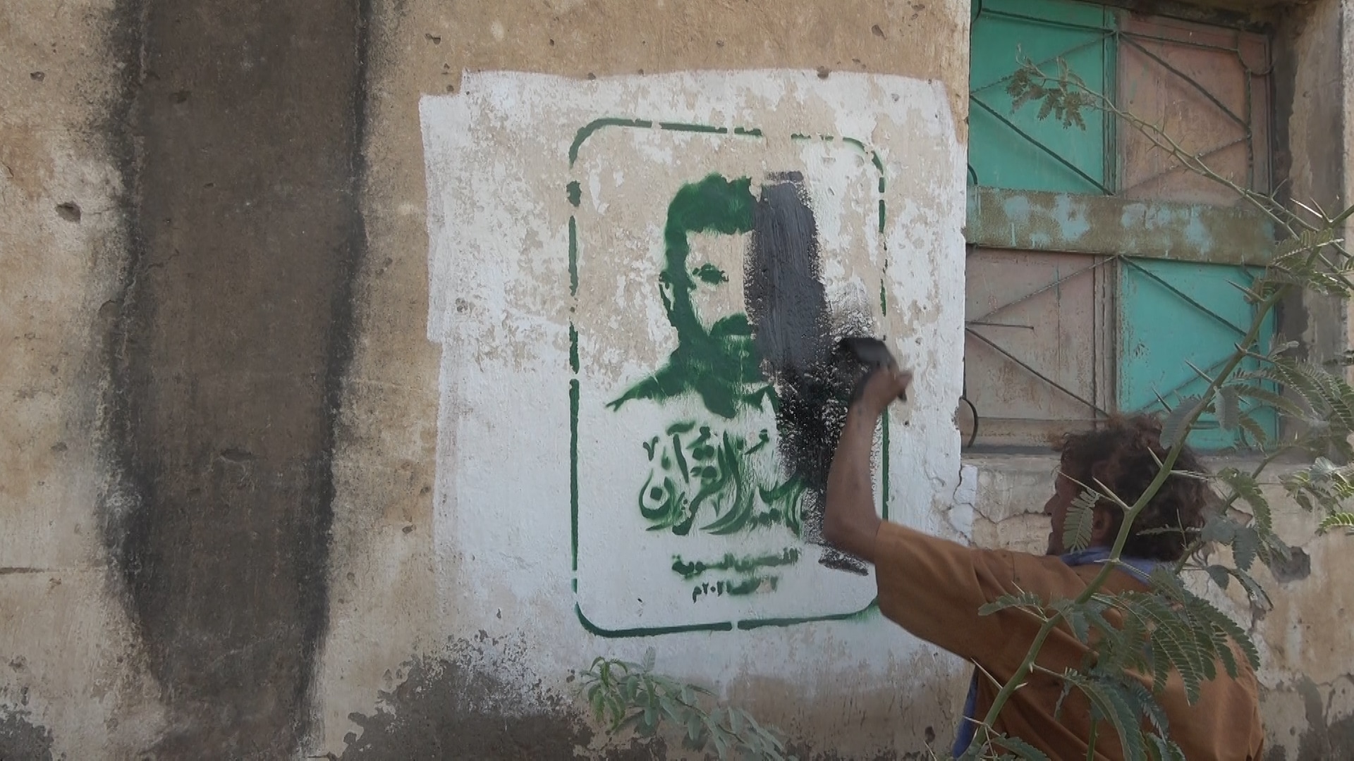حملة مجتمعية من قبل أهالي حيس لطمس شعارات مليشيات الحوثي