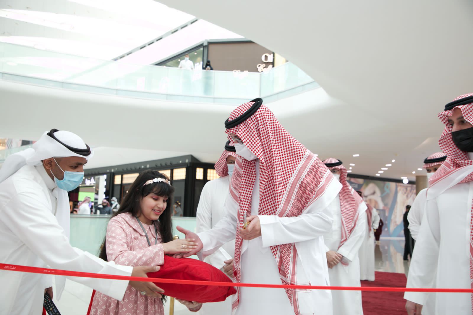 الأمير سعود بن جلوي يفتتح معرض “ريشة طيف”