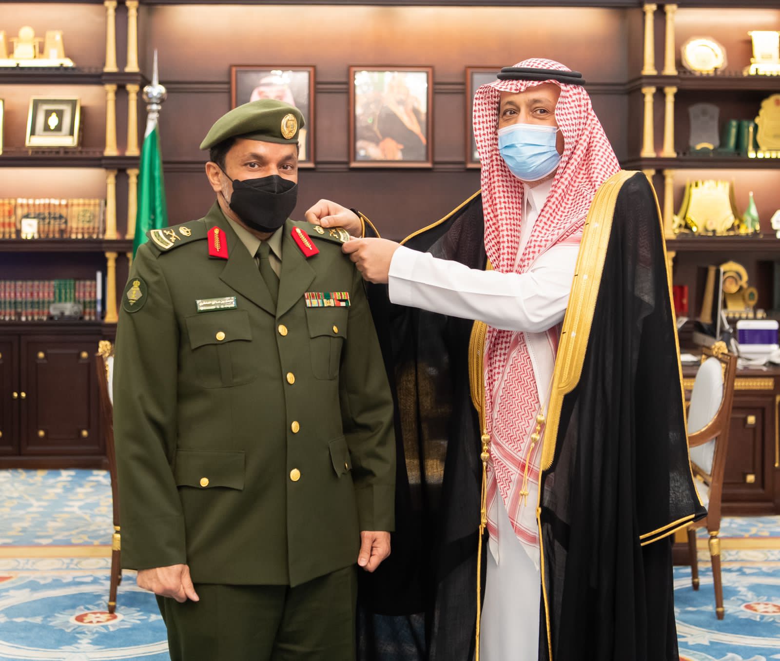 أمير الباحة يقلد مدير جوازات المنطقة رتبته الجديدة