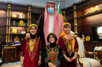 أمير الباحة يكرم طالباً وطالبة من تعليم المنطقة
