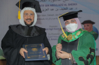 بالصور ..إندونيسيا تمنح أول شهادة فخرية لوزير الشؤون الإسلامية من أكبر جامعة إسلامية بجاكرتا 