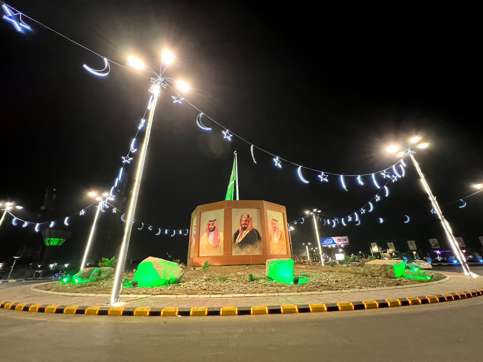 بلدية محافظة صبيا تُضيء شوارعها بمجسمات وإضاءات الزينة