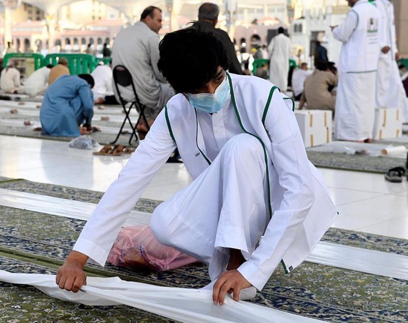 متطوعون يرسمون صورة مشرقة للعناية بقاصدي المسجد النبوي