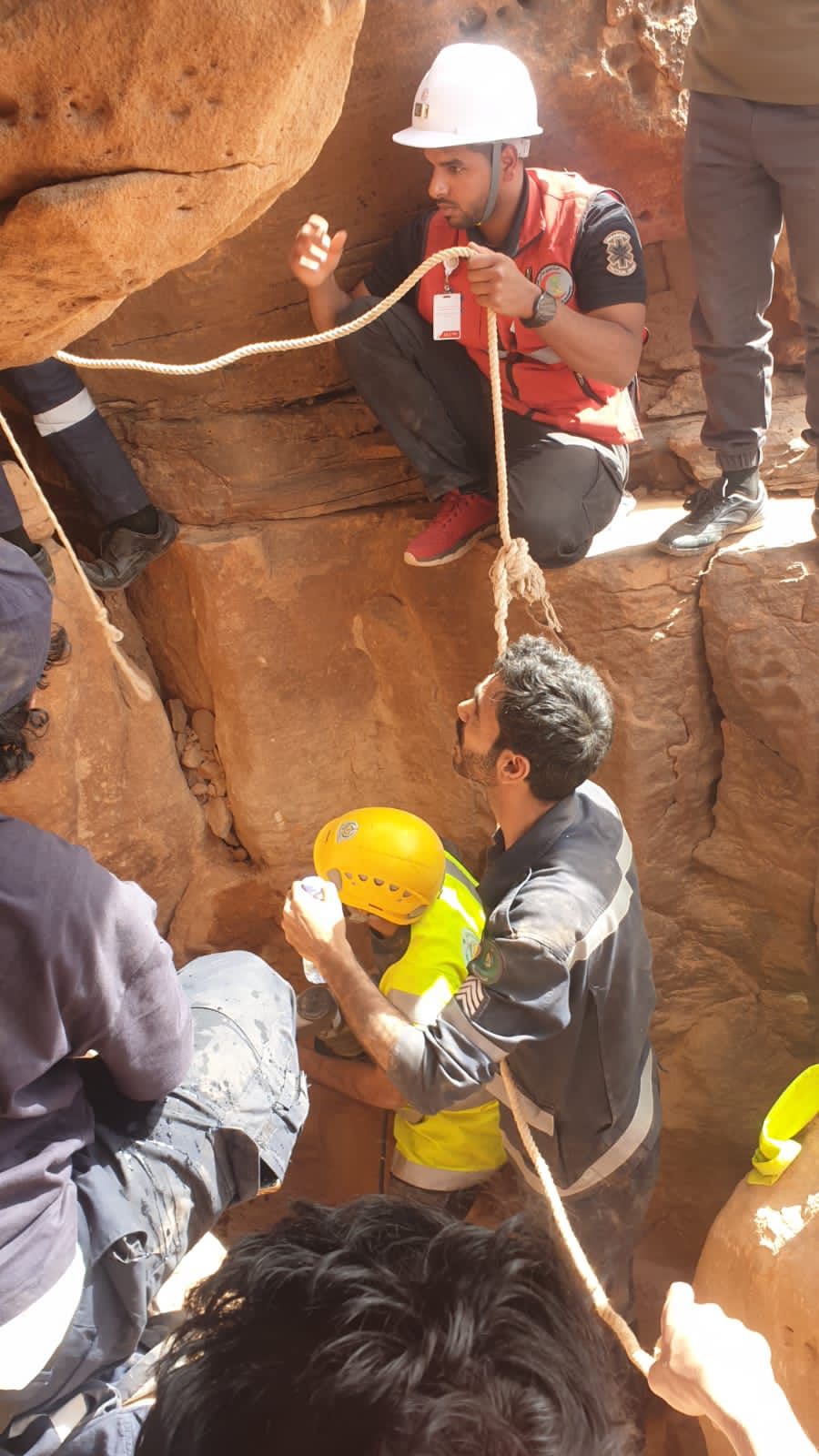 الهلال الأحمر والدفاع المدني يشاركان في إنقاذ شاب علق بين الصخور في تبوك
