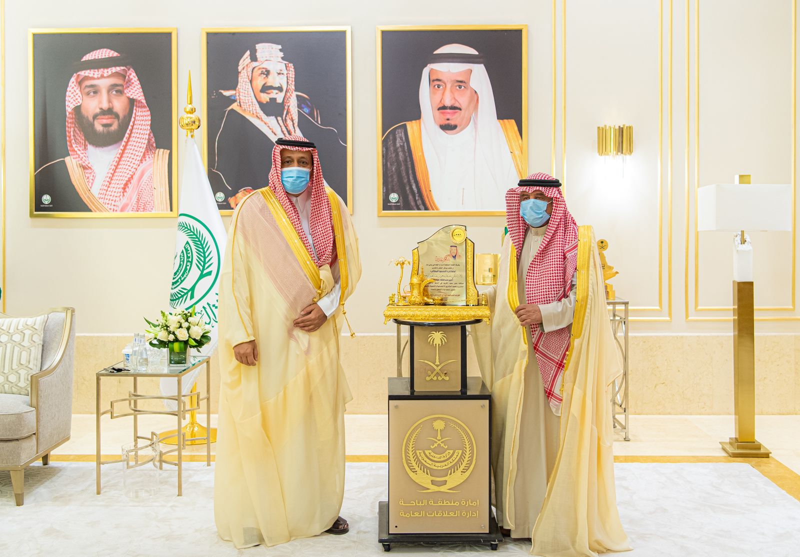 الأمير حسام يستقبل رئيس واعضاء لحنة الزواج الجماعي ببني سار بالباحة