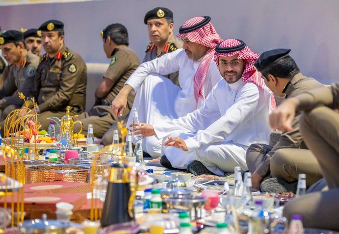 نائب أمير منطقة حائل يشارك رجال الأمن وجبة الإفطار