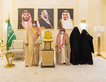 أمير الباحة يكرم الطالبة “رقية” الفائزة بمسابقة الملك سلمان لحفظ القرآن