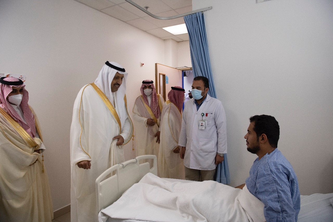 الأمير حسام يعايد المرضى المنومين في مستشفى العقيق العام 