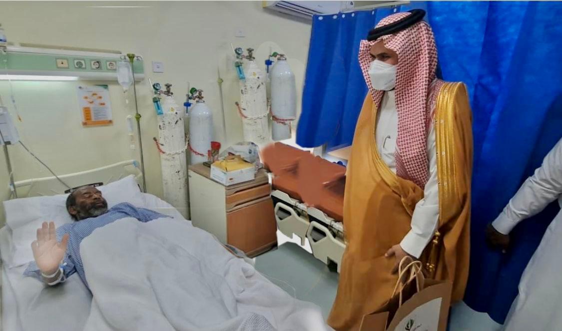 “محافظ الطوال” يعايد المرضى المنومين والكوادر بمستشفى المحافظة