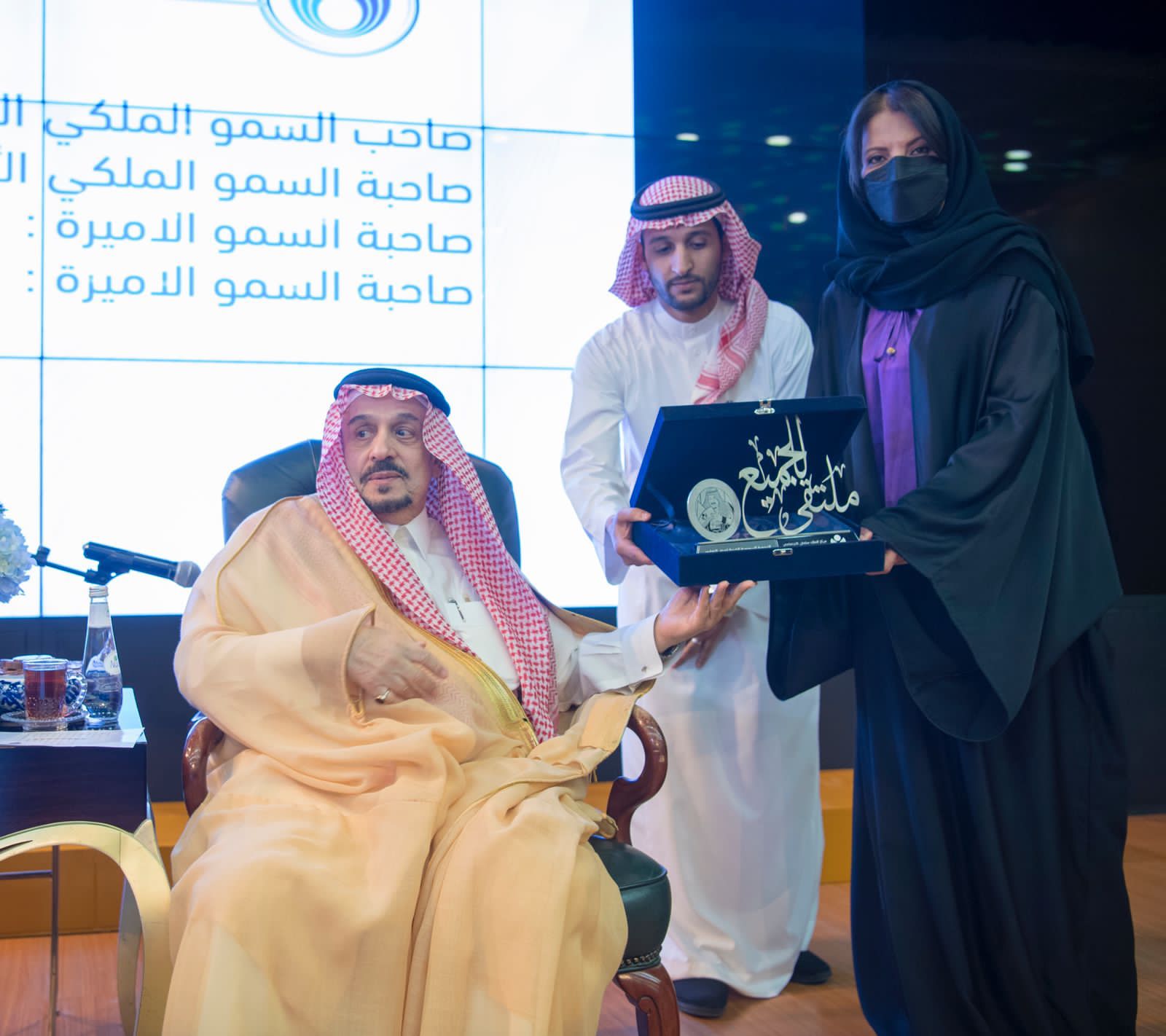 أمير منطقة الرياض يُكرم جمعية “ألزهايمر”