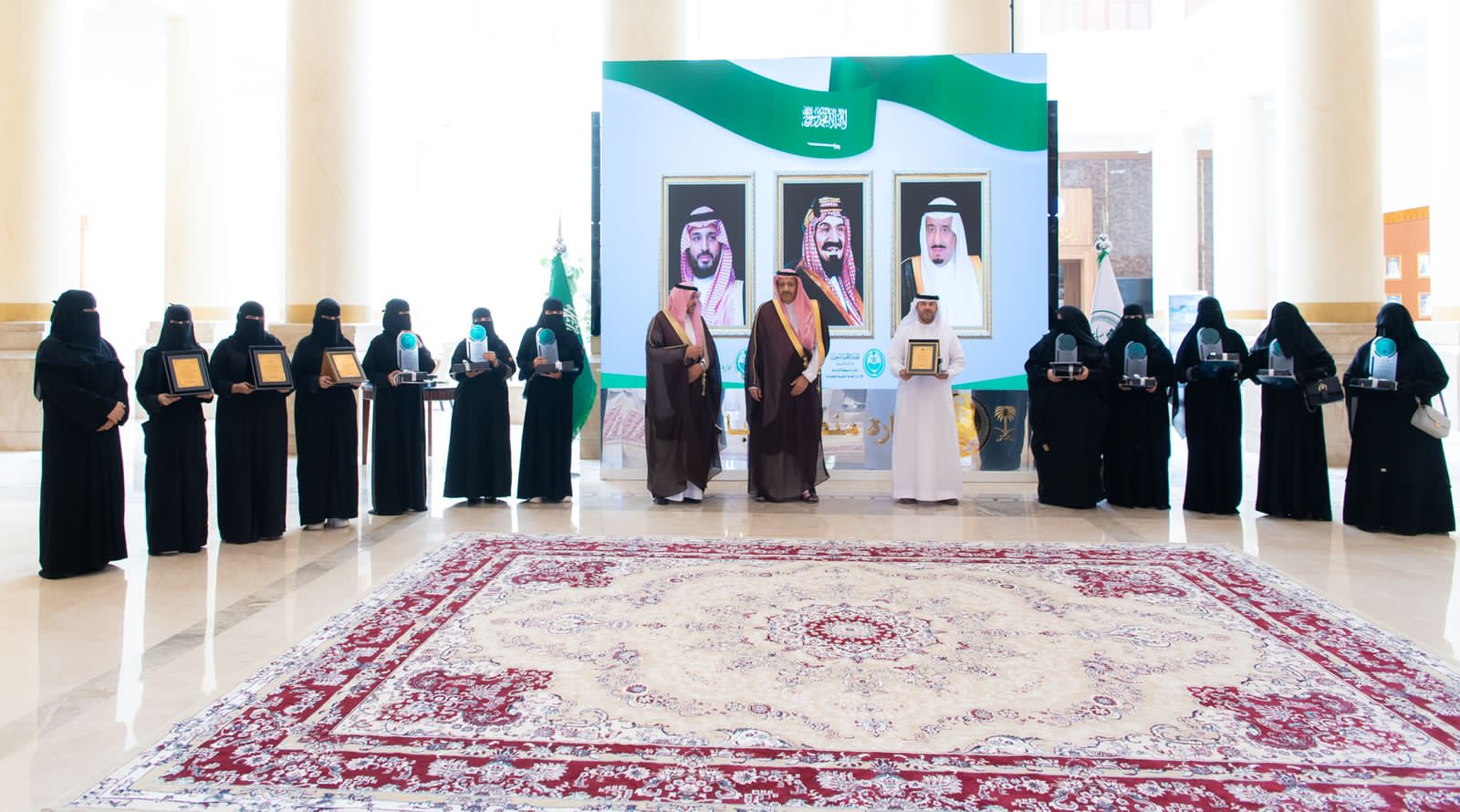 الأمير حسام بن سعود يكرم عدد من طلاب وطالبات تعليم الباحة