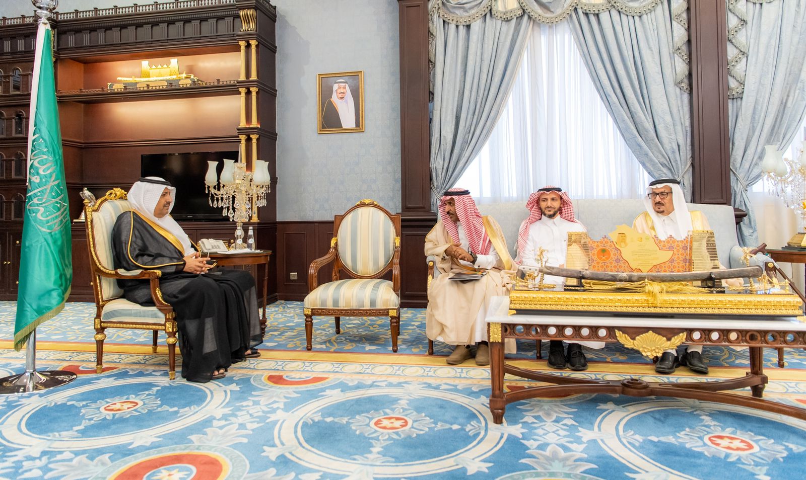 الأمير حسام يستقبل مدير عام الموارد البشرية والتنمية الاجتماعية بالباحة