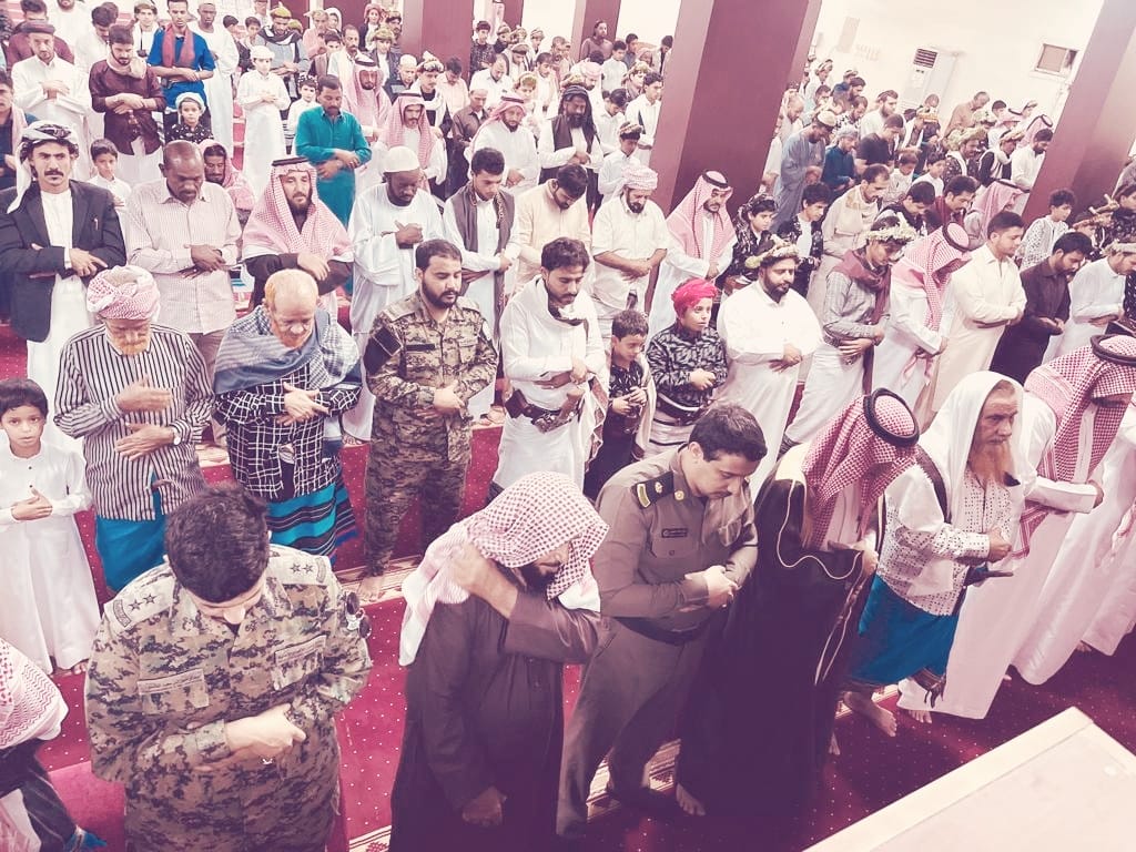 رئيس مركز عمود الريث يتقدم المصلين لأداء صلاة عيد الأضحى المبارك