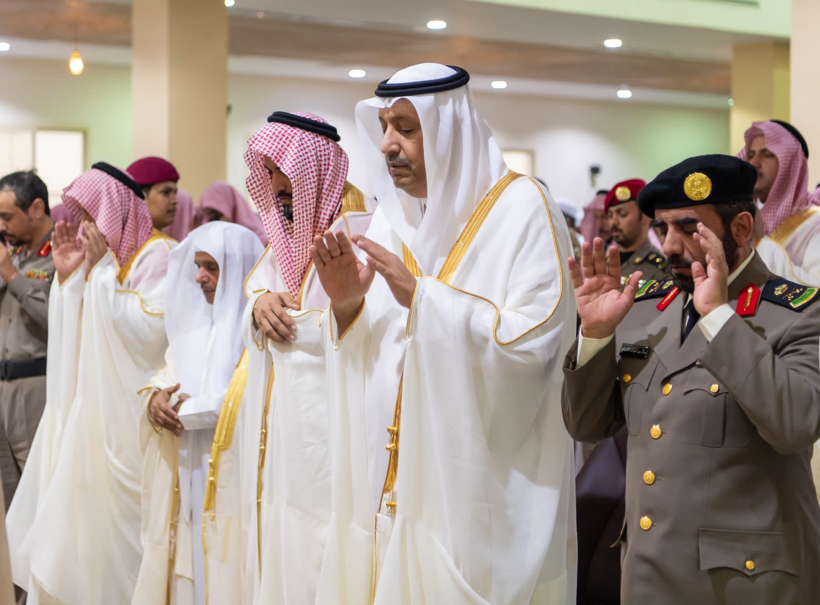 أمير الباحة يتقدم جموع المصلين لصلاة عيد الأضحى المبارك