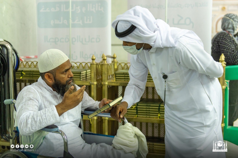 “ذوي الإعاقة” يستفيدون من الخدمات المقدمة لهم داخل المسجد الحرام
