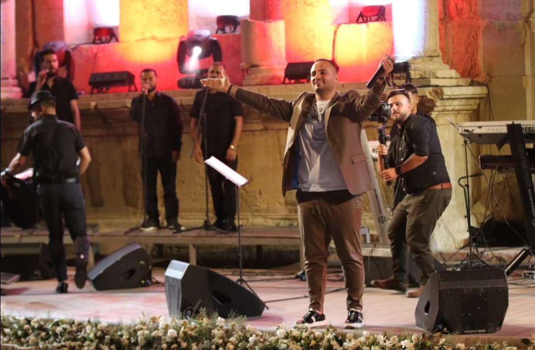 جمهور مهرجان جرش يتوج” السقار” سفيراً للأغنية الأردنية