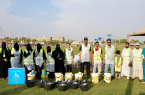 بلدية محافظة صبيا تنفذ مبادرة تطوعية لتجميل أرصفة حديقة الصفا