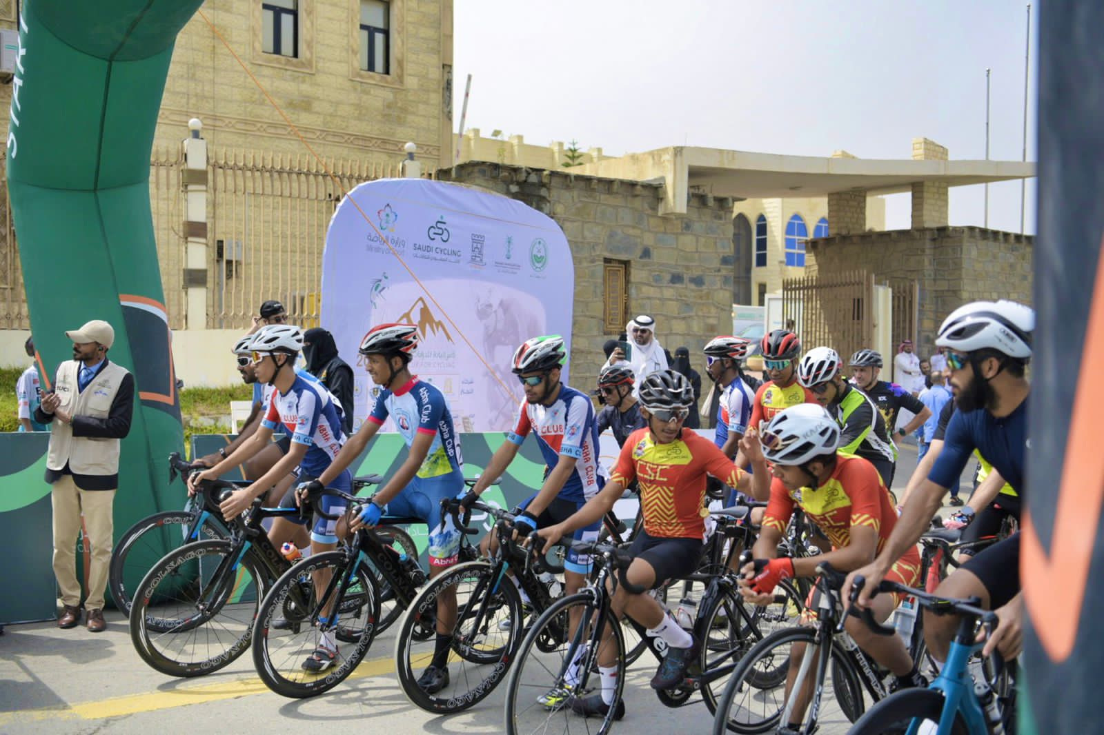 وزارة الرياضة تنظم سباق الدراجات الهوائية بالباحة