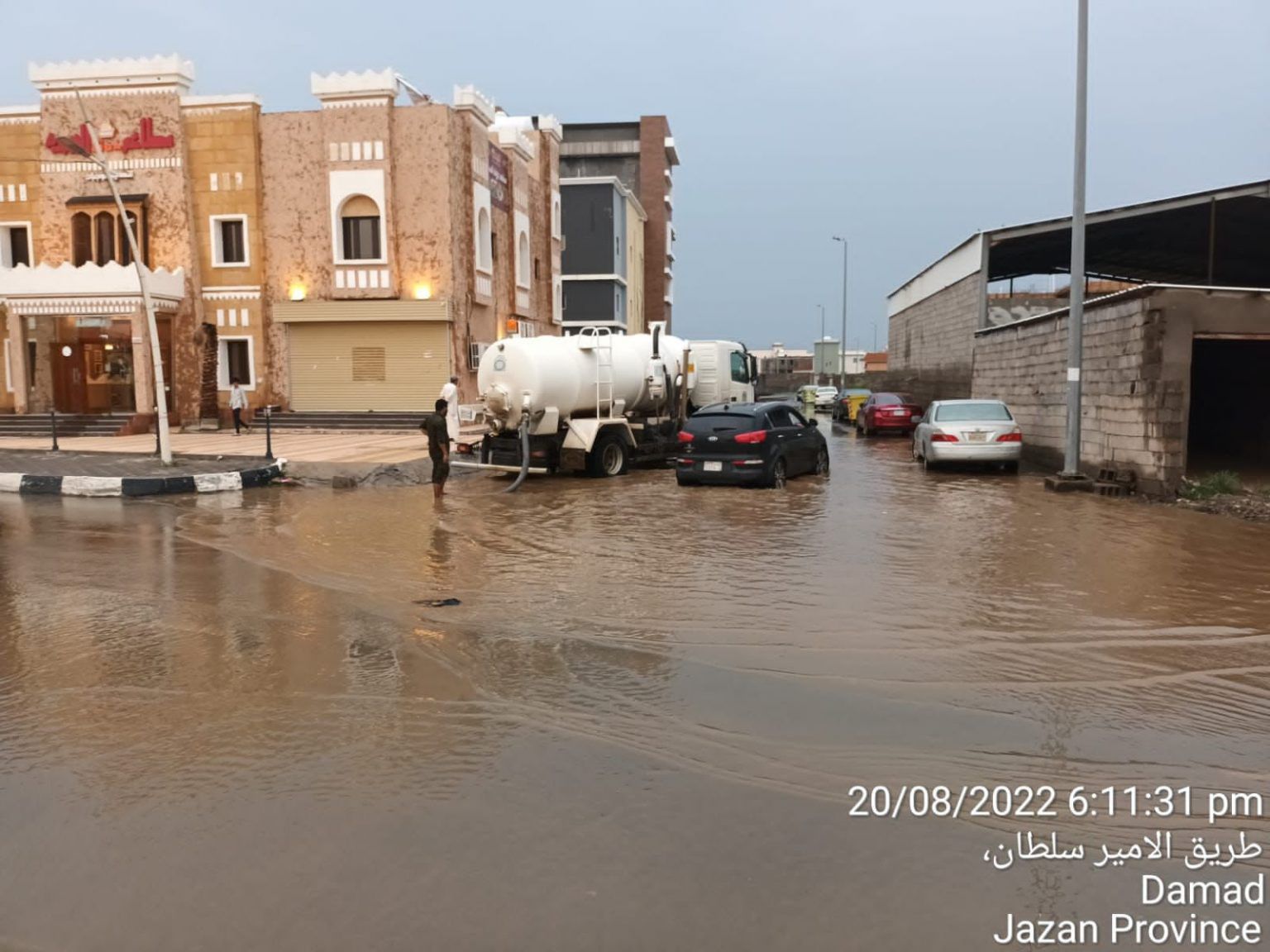 بلدية محافظة ضمد تسخِّر كافة إمكانياتها لشفط تجمعاتٍ المياه