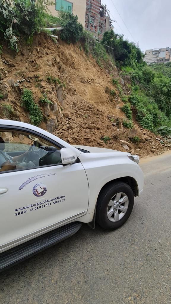 فريق “المساحة الجيولوجية” يرصد أضرار الانهيارات الصخرية بجبال فيفاء